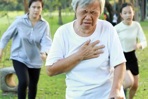 Đau tức ngực, khó thở là biểu hiện rõ nhất của phình động mạch vành do thiếu máu đến tim
